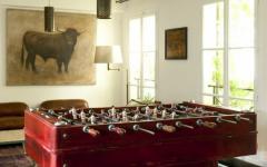 Salle de séjour avec un baby-foot de cette maison ancienne éclectique intérieur déco éclectique maison parisienne